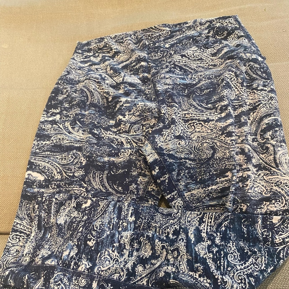 Lululemon align crop. 21” blue paisley